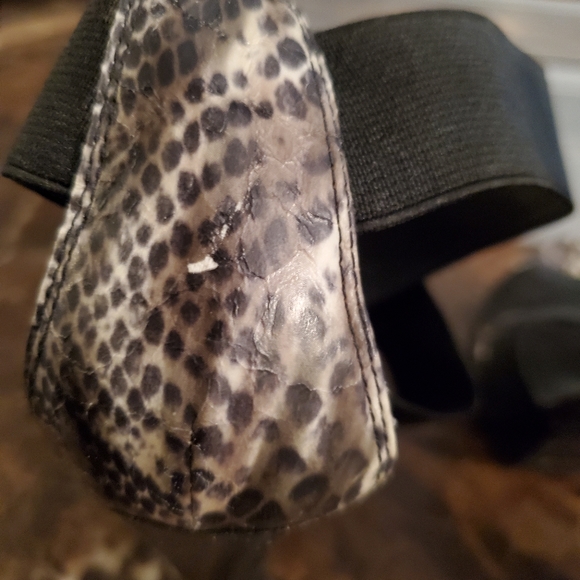 5/25 Carlson Black cloth strap & animal print sandals chunky 4 1/2" heel 8M - Picture 6 of 9